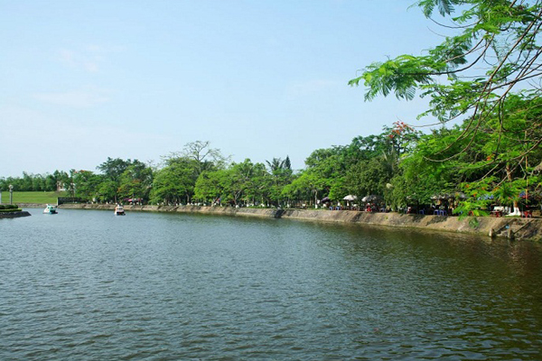 Say đắm vẻ đẹp bình yên tại hồ Bán Nguyệt Hưng Yên