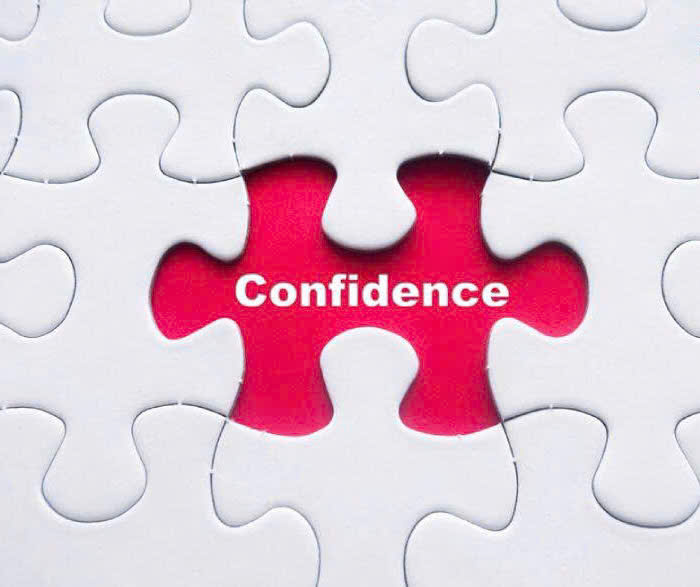 Confident đi với giới từ gì? Cách dùng chuẩn và bài tập minh họa (Có đáp án)