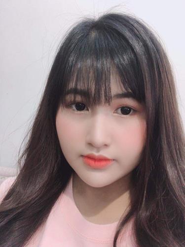 “Bản thân em ban đầu không mấy tự tin với tiếng anh, thậm chí có cảm giác sợ khi giao tiếp, nhưng sau vài tháng thì em nhận thấy khả năng giao tiếp tiếng Anh của em tiến bộ hẳn, em không còn rụt rè khi nói, phát âm cũng chắc và khỏe hơn. Điều này giúp em tự tin nhiều khi nói. Em cảm ơn Cô giáo Trixie đã tận tâm hướng dẫn trong từng bài học, chỉnh từng lỗi phát âm, đặc biệt Cô rất thân thiện và gần gũi giúp em có tâm lý thoải mái khi học và tiếp thu kiến thức được dễ dàng”