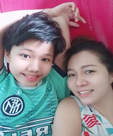 “Mình là Thu Thủy, Phụ Huynh bé Huỳnh Sơn đến từ Xuyên Mộc Vũng tàu. Mình rất vui khi biết đến Anh Ngữ Will, ở quê mình không có nhiều trung tâm tiếng anh, con học trường làng nên phát âm cực tệ,…vậy mà sau 3 tháng mình đăng ký cho con học với Cô giáo nước ngoài tại trung tâm Will, con hào hứng và tiến bộ hẳn về phát âm, đến nay đã là học sinh nổi trội trong lớp khi giao tiếp tiếng Anh. Hạnh phúc không gì tả được. Mình vô cùng cảm ơn Anh Ngữ Will”