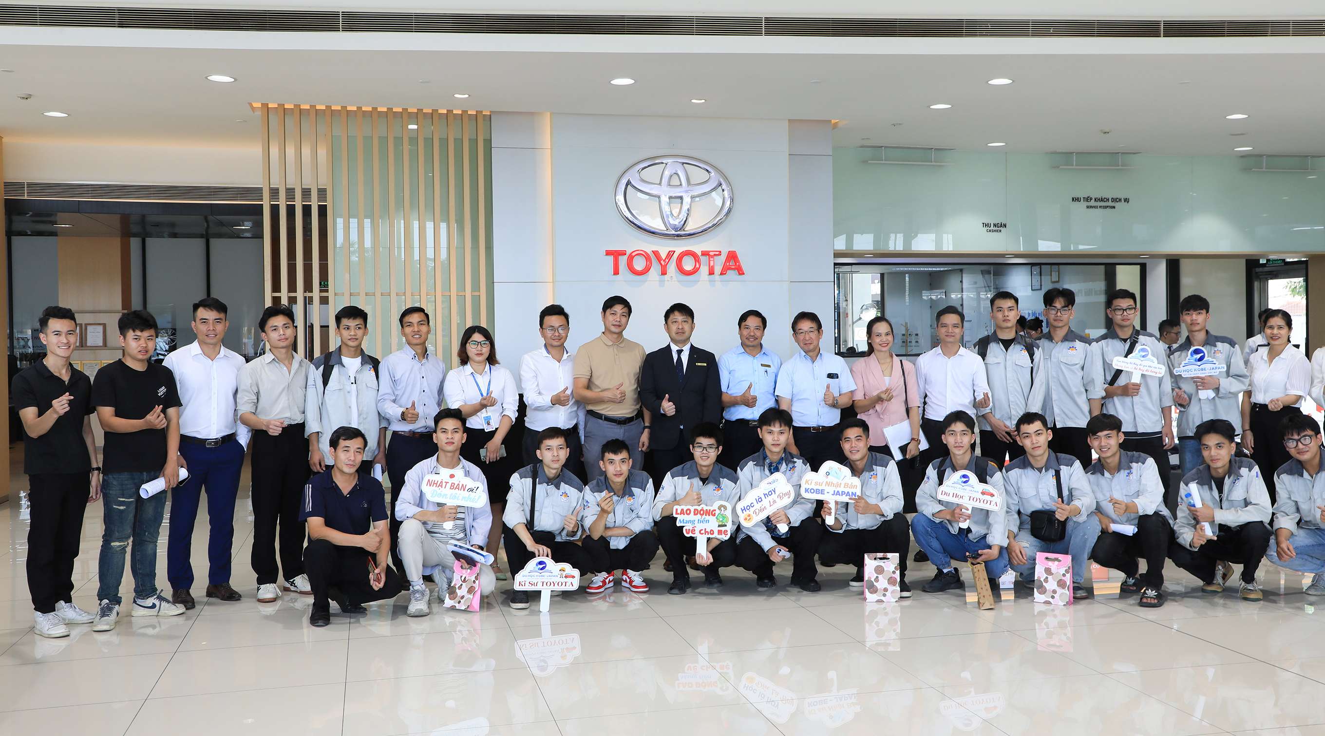 KOBE JAPAN ĐƯA SINH VIÊN HNIVC KHÁM PHÁ QUY TRÌNH BẢO DƯỠNG Ô TÔ CỦA TẬP ĐOÀN TOYOTA TẠI VIỆT NAM  KOBE JAPAN ĐƯA SINH VIÊN HNIVC KHÁM PHÁ QUY TRÌNH BẢO DƯỠNG Ô TÔ CỦA TẬP ĐOÀN TOYOTA TẠI VIỆT NAM