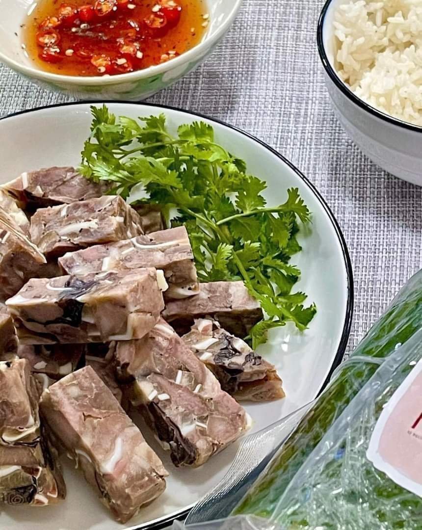 Lợi ích sức khỏe và dinh dưỡng của giò xào tai lưỡi