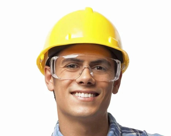 Người đội mũ bảo hộ vàng đeo kính bảo hộ trong suốt, gọng rộng ôm hai bên mắt