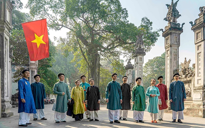  Phối đồ với áo dài nam đẹp & hiện đại