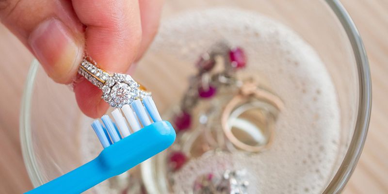 Vì dễ bị oxi hóa nên việc bảo quản trang sức bạc cần hết sức cẩn thận