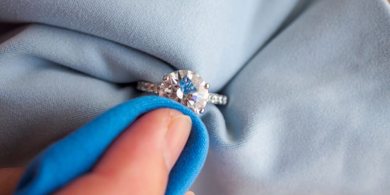 Bảo quản trang sức bạc trong hộp hoặc túi riêng