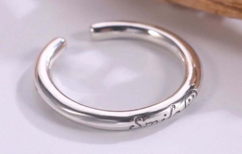 Các món trang sức từ Bạc Ý có độ cứng cao và sáng bóng 