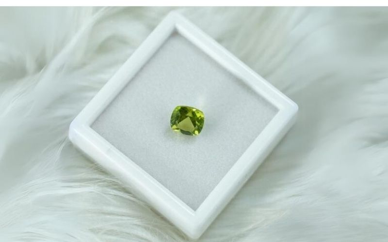 Mặt đá Peridot giá bao nhiêu?