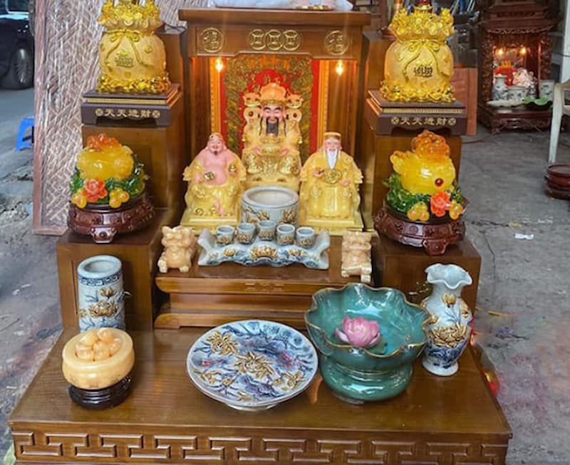 Lập bàn thờ Thần Tài và Ông Địa