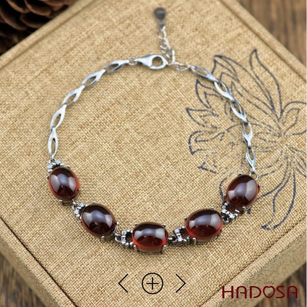 Bảo quản vòng đá Garnet đúng sẽ giữ nguyên độ sáng đẹp