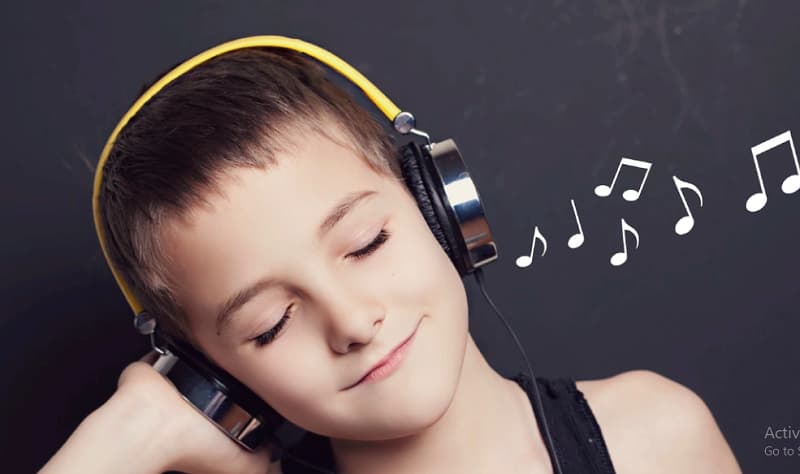 9. Hát hoặc nghe nhạc thư giãn để giảm stress, năng lượng xấu