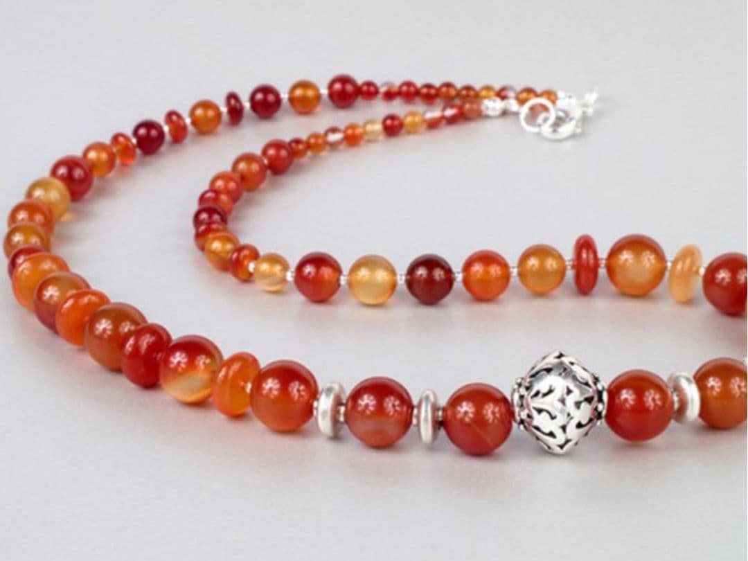 Thông qua kính lúp để phân biệt thật giả