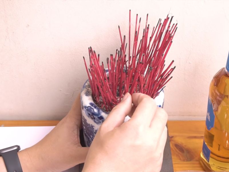 Bước 4: Lau dọn bàn thờ
