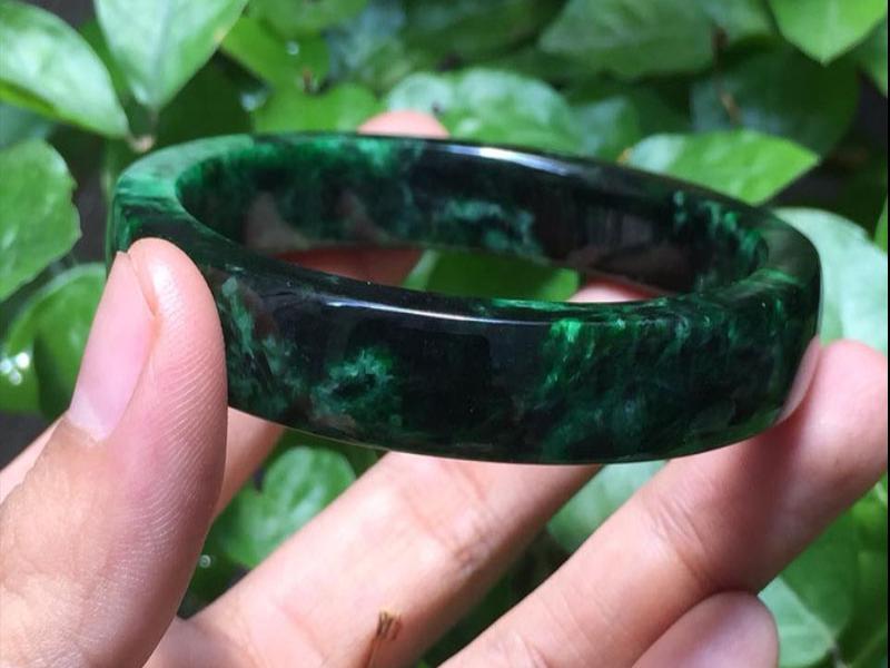 Vòng cẩm thạch mang những đặc điểm phong thủy riêng