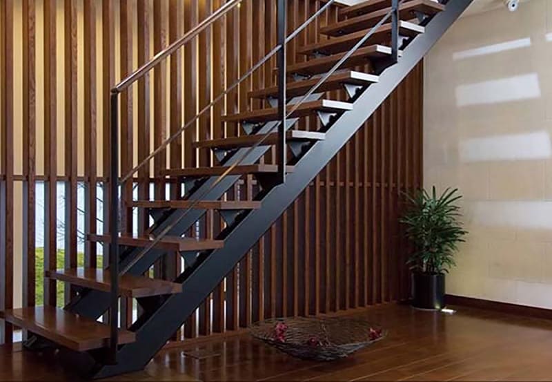 Cầu thang có nhiều góc cạnh sắc nhọn