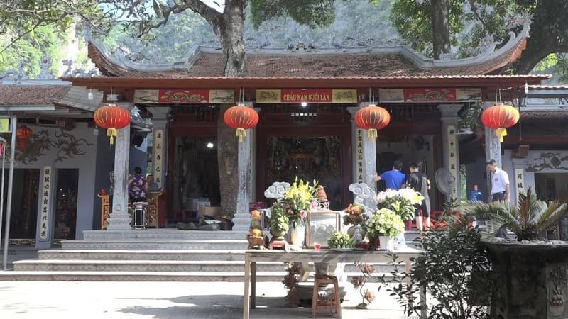 Đền thờ Chầu Năm nổi bật với phong cách kiến trúc đình chùa Bắc Bộ, mang đậm bản sắc