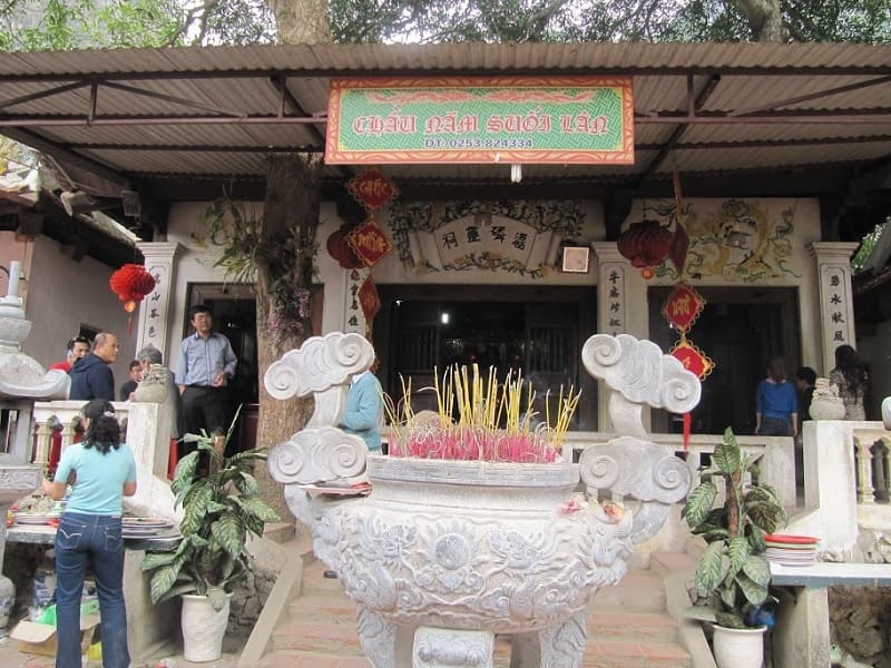 Những bức phù điêu trang trí tại đền góp phần làm phong phú thêm vẻ đẹp kiến trúc