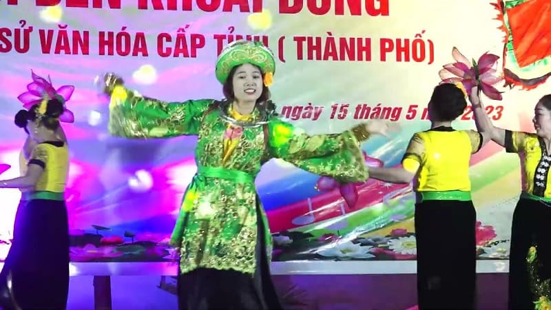 Các làn điệu dân ca và điệu múa truyền thống được biểu diễn trên sân khấu