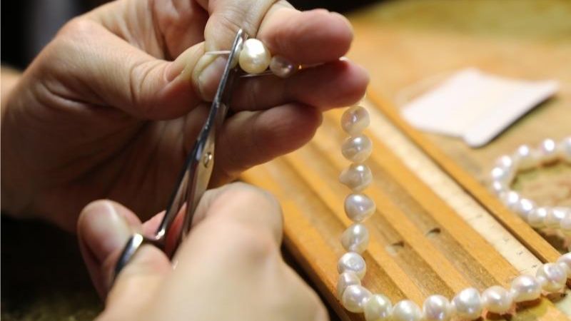 Chi tiết các bước trong cách xâu vòng ngọc trai