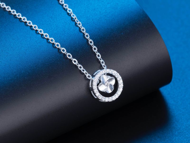 Món quà dây chuyền bạc tinh tế dành tặng cho bạn gái