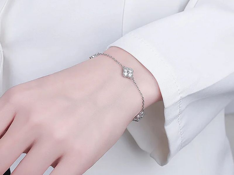 Tặng lắc tay mang ý nghĩa “đánh dấu chủ quyền”