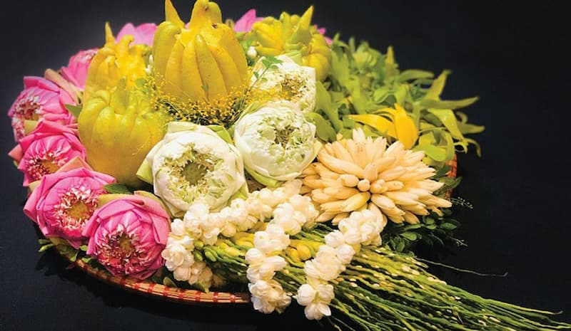 Hoa tươi là một phần không thể thiếu trong mâm cúng