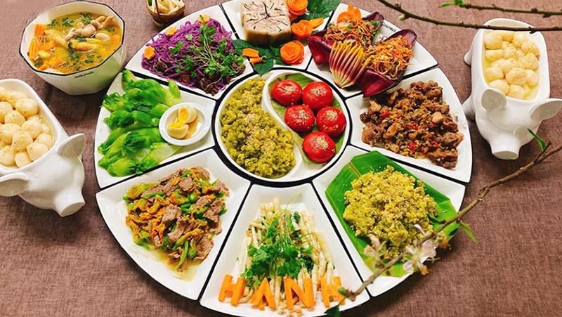Mâm cơm cúng thần linh và gia tiên 
