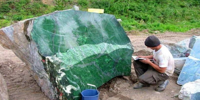 Sự giống/khác nhau đặc trưng khi phân tích 2 loại đá