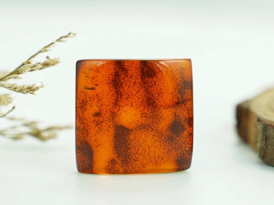 Đá hổ phách cho người mệnh Thoa Xuyến Kim tại HADOSA