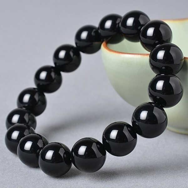Đá mã não màu đen có công dụng tuyệt vời trong phong thủy