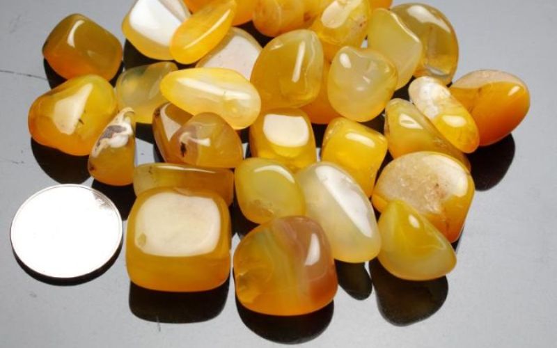 Đá mã não vàng mang màu sắc vàng tự nhiên