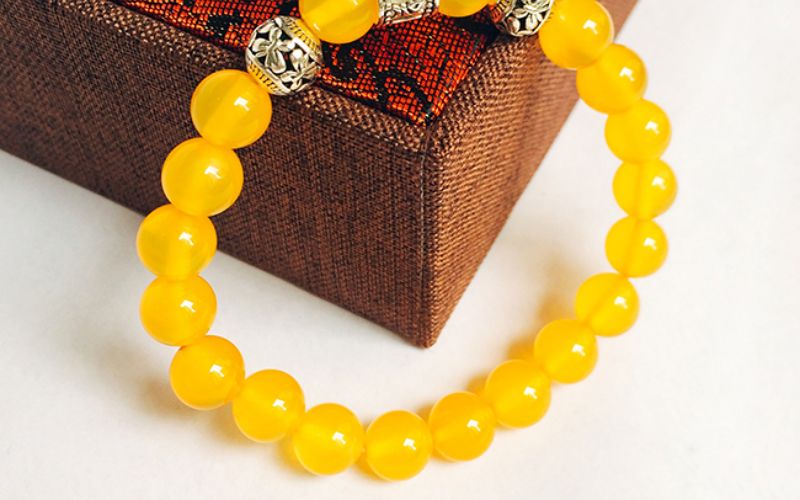 Vòng đá mã não vàng chỉ pù hợp với một số cung hoàng đạo nhất định