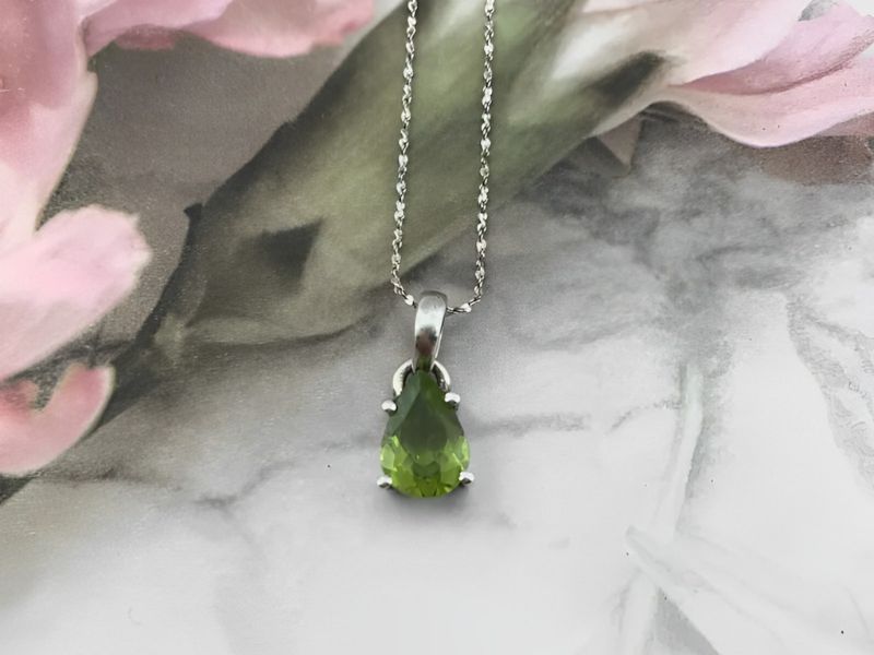 Đá Peridot là là lựa chọn lý tưởng cho những ai có mệnh Mộc và Hỏa