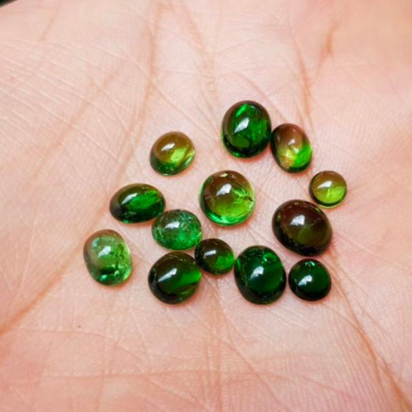 Đá Tourmaline có từ xanh lam nhạt đến xanh lục