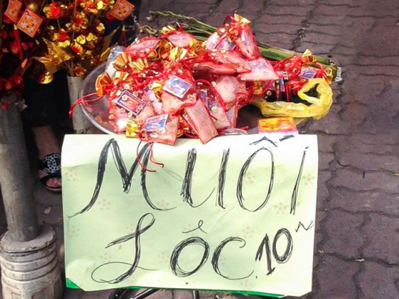 Đầu năm mua muối nhằm để cầu may cho gia đình