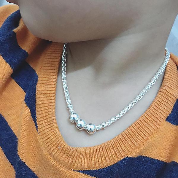 Mẫu dây chuyền gắn bi bạc dành cho bé trai