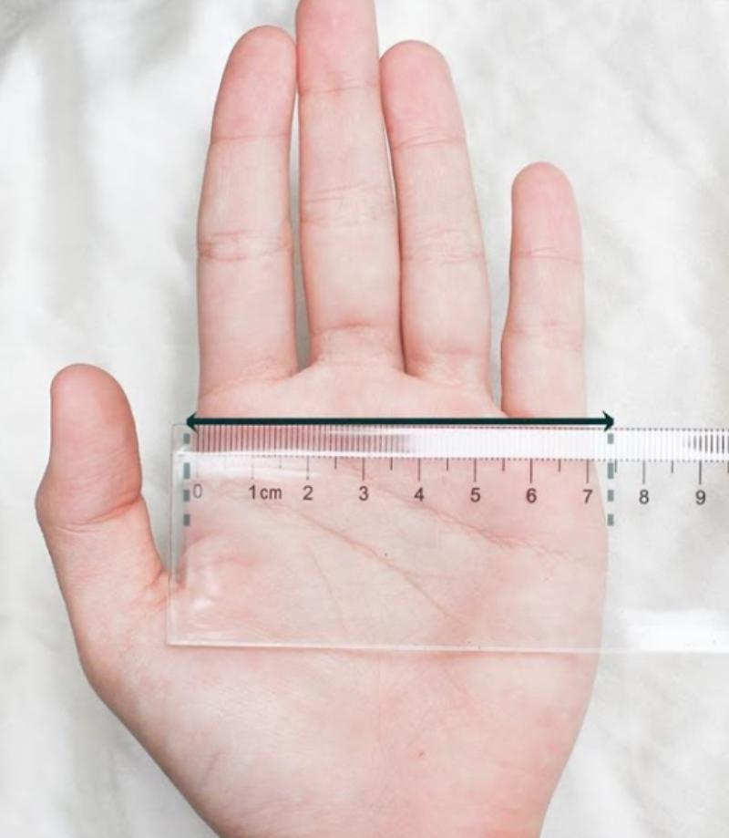 Đo bàn tay ở trạng thái tự nhiên, không gồng