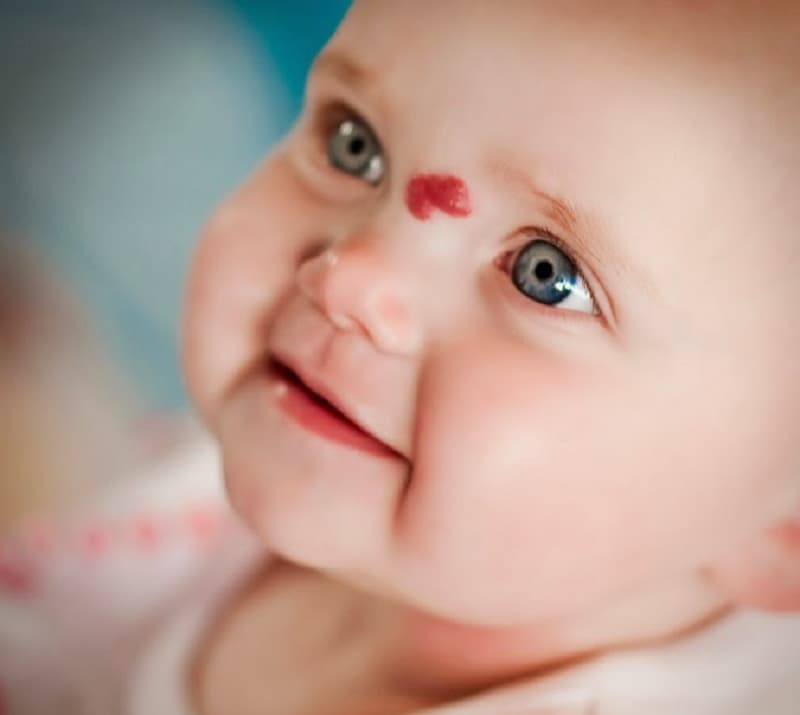 Mẹ quét một ít son hoặc nhọ nồi lên trán bé trước khi đưa trẻ từ viện về nhà
