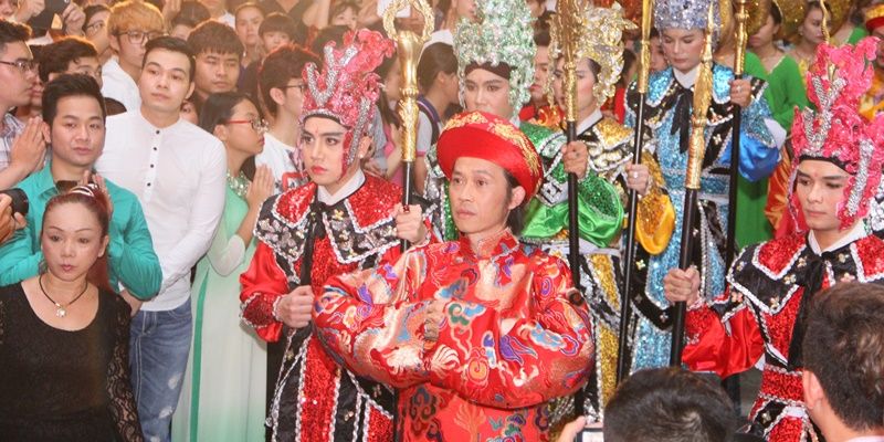 Nghệ sĩ Hoài Linh dẫn đầu phái đoàn làm lễ giỗ tổ nghề sân khấu