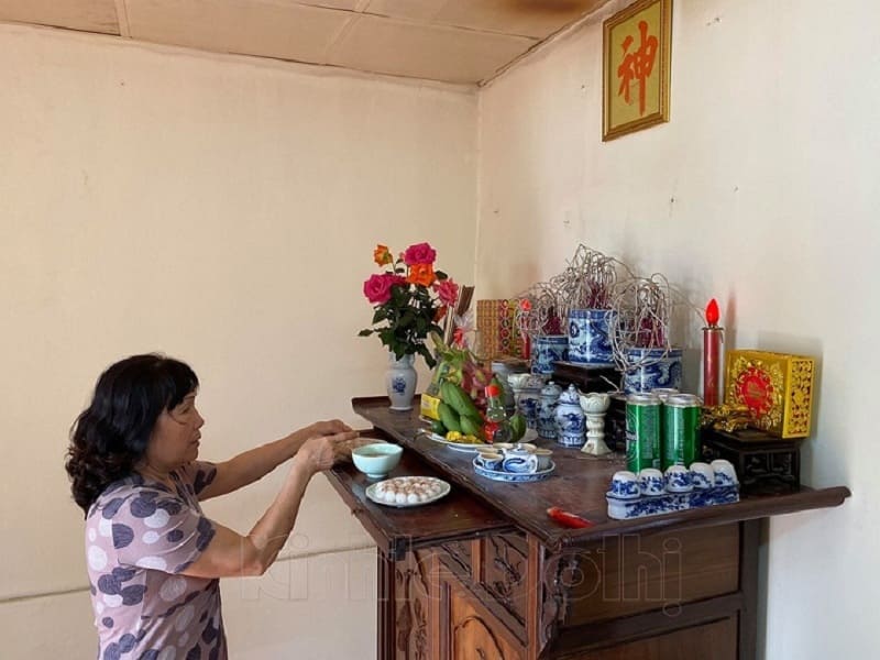 Sau khi đọc xong văn khấn Tết Hàn Thực, bạn để hương cháy tự nhiên cho đến khi tàn
