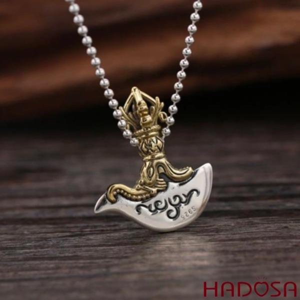 Không nên đeo mặt dây chuyền khi vận động