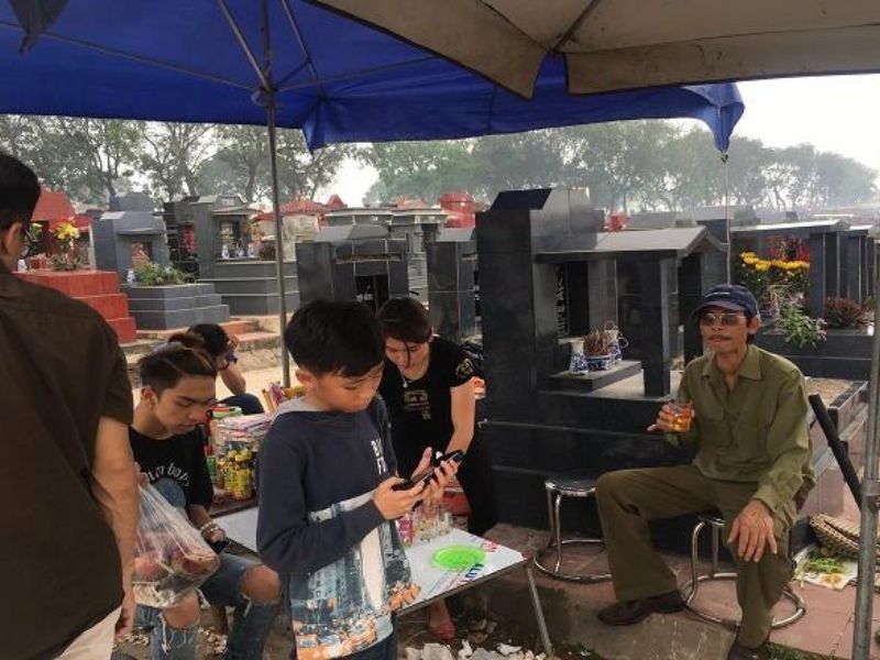 Hành động ăn uống tại phần mộ là điều kiêng kỵ