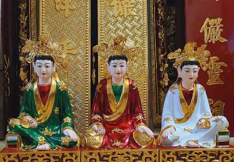 Theo câu chuyện dân gian, Kinh Địa Mẫu Thượng Thiên được truyền lại bởi chính Địa Mẫu