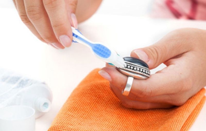 Làm sáng bạc đơn giản tại nhà nhờ kem đánh răng
