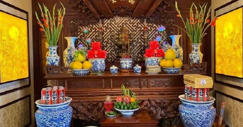 Lọ hoa đặt bên trái hay bên phải bàn thờ giúp lưu giữ sinh khí tốt đẹp từ đất trời 