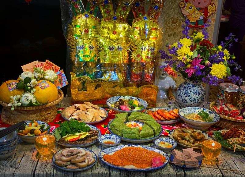 Bày trí các món ăn và lễ vật