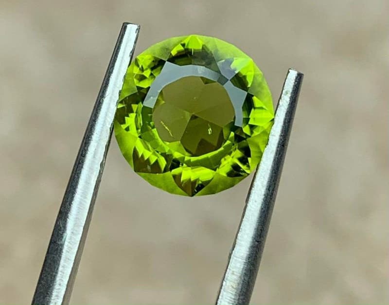 Đá Peridot cần được bảo quản và vệ sinh cẩn thận