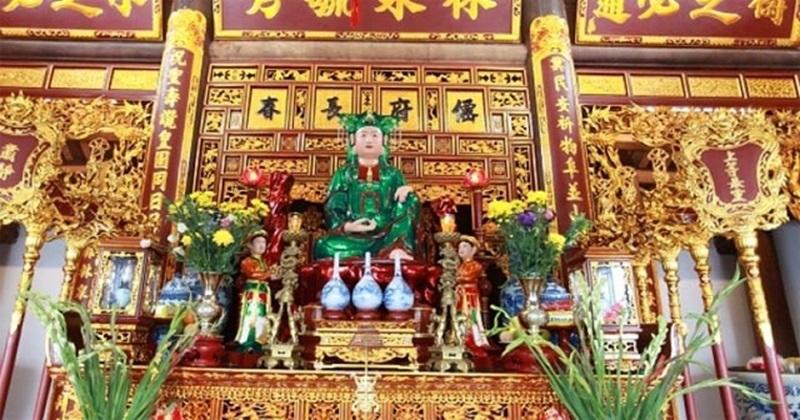 Không gian thờ Mẫu Đệ Nhị Thượng Ngàn