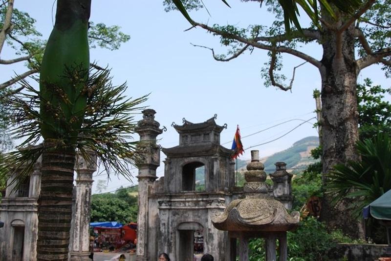 Vẻ đẹp huyền ảo giữa núi rừng của đền Suối Mỡ
