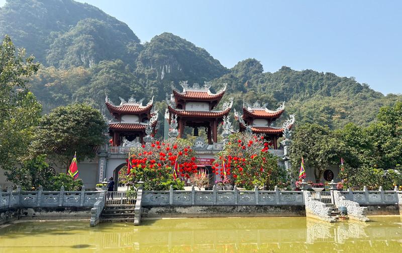 Vẻ đẹp huyền bí giữa danh thắng Tràng An của đền Bồng Lai